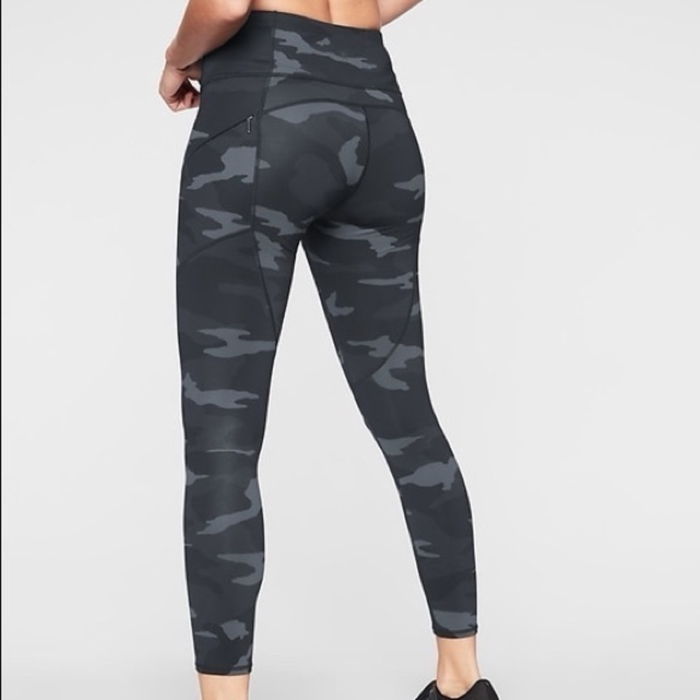 Athleta Camo Contender 7/8 Black and Grey Size Large